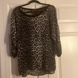 Beautiful leopard print tunic. Size L. Excellent condition. Zipper in the back.